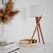 By Rydens bordlampe Vega, eg/hvid, 55 cm, træ, tekstil