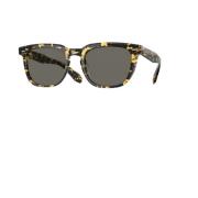 Vintage-inspired Bold Sunglasses Model