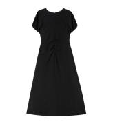 Elegant Crepe Midi Kjole med Draperede ?rmer og Ruffles