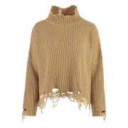 Ribstrikket turtleneck sweater med slidte detaljer