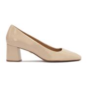 Lakerede beige pumps med en bred hæl