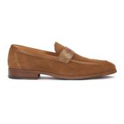 Brune loafers i ruskind med perforeringer