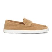 Beige slip-on sneakers på en hvid sål