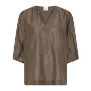 Elegant V-hals bluse med fine detaljer