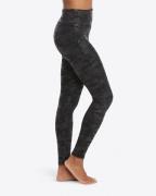 Spanx Camo Leggings Kvinde Black Camo Leggings Str L - Nylon hos Magas...